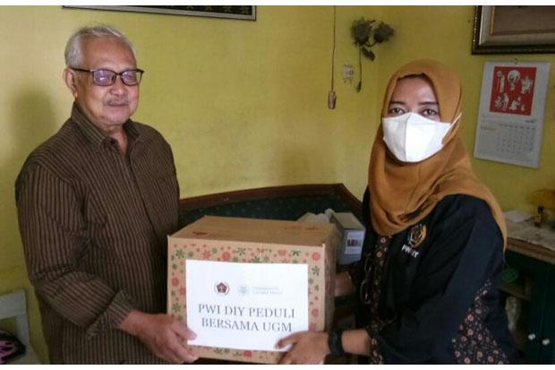UGM Bersama PWI DIY Bagikan Sembako untuk Janda Wartawan 