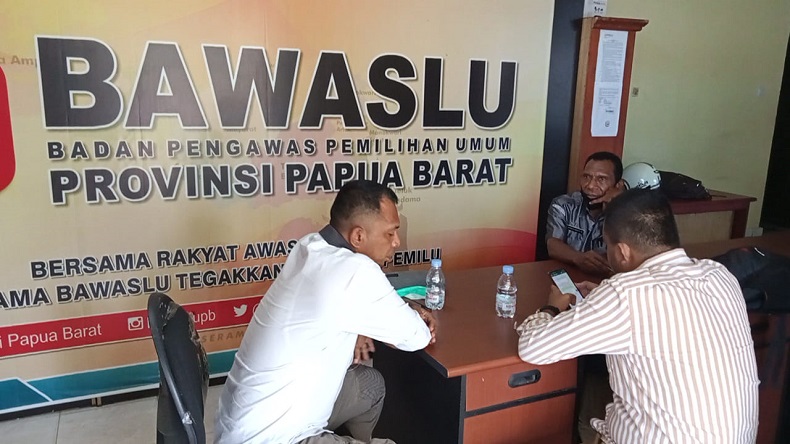 title Kapolda Papua Barat Diminta Tindak 2 Oknum Polisi Tak Netral saat Pilkada Teluk Bintuni Kapolda Papua Barat Diminta Tindak 2 Oknum Polisi Tak Netral saat Pilkada Teluk Bintuni