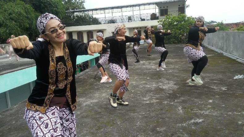 Hari Ibu, Instruktur Senam di Salatiga Gelar Zumba Berkebaya Secara Virtual