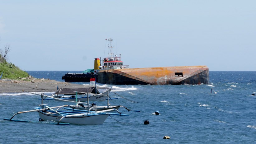 Kapal Tongkang Bermuatan 7.500 Ton Klinker Terbalik di Selat Bali