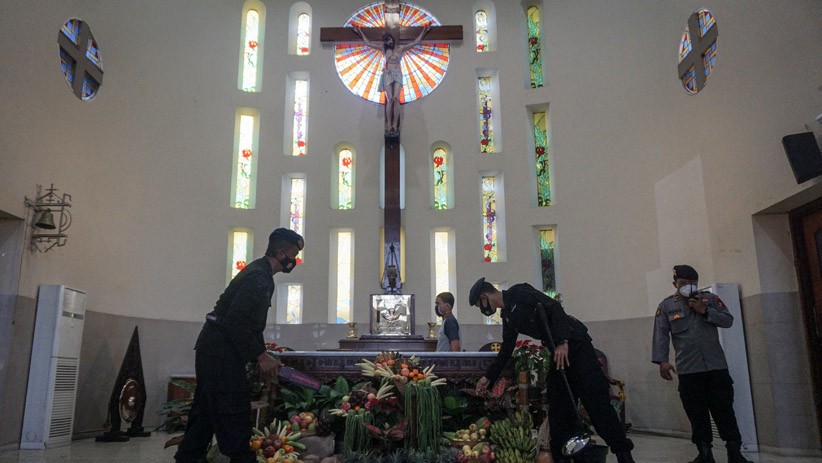 Polisi Sterilisasi Gereja Santo Petrus Solo dari Ancaman Bom Jelang Natal - Bagian 2