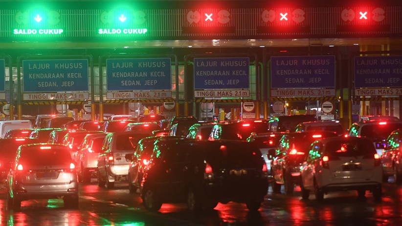 Pantauan Arus Mudik Nataru di Tol Cikampek, Lalu Lintas Ramai Lancar - Bagian 2