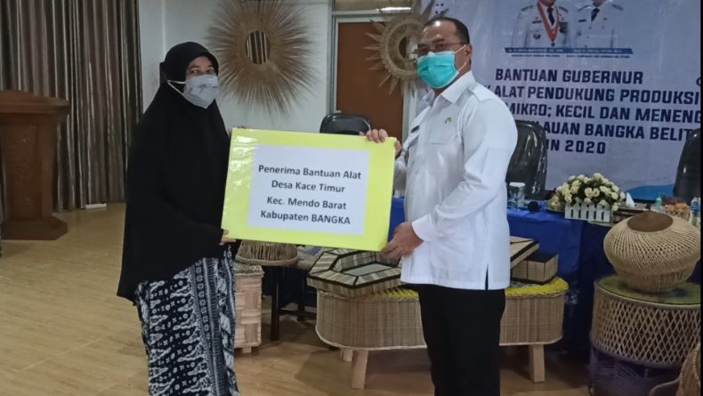 Gubernur Erzaldi Beri Perajin Alat Produksi Lidi Nipah agar Bernilai Tinggi 