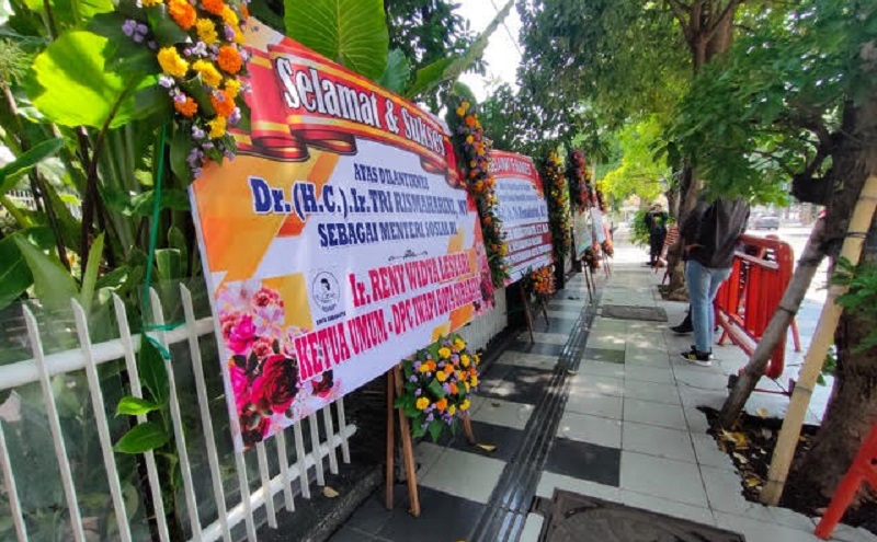 title Risma Dilantik Jadi Mensos, Rumah Dinas Wali Kota Banjir Karangan Bunga Risma Dilantik Jadi Mensos, Rumah Dinas Wali Kota Banjir Karangan Bunga