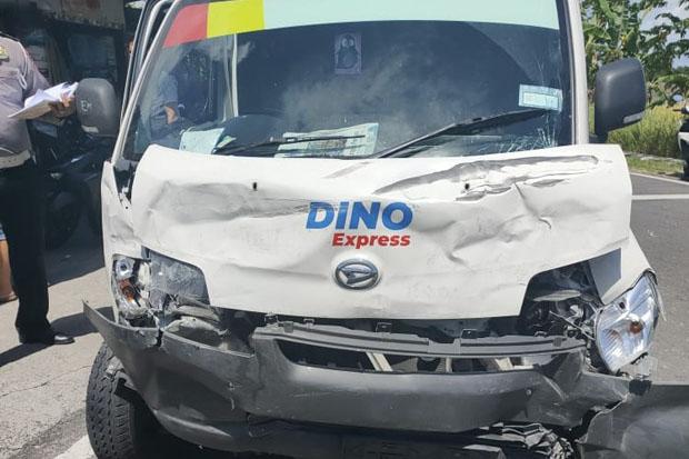 title Dua Mobil Tabrakan di Godean, Seruduk Warung dan Sepeda Motor Dua Mobil Tabrakan di Godean, Seruduk Warung dan Sepeda Motor