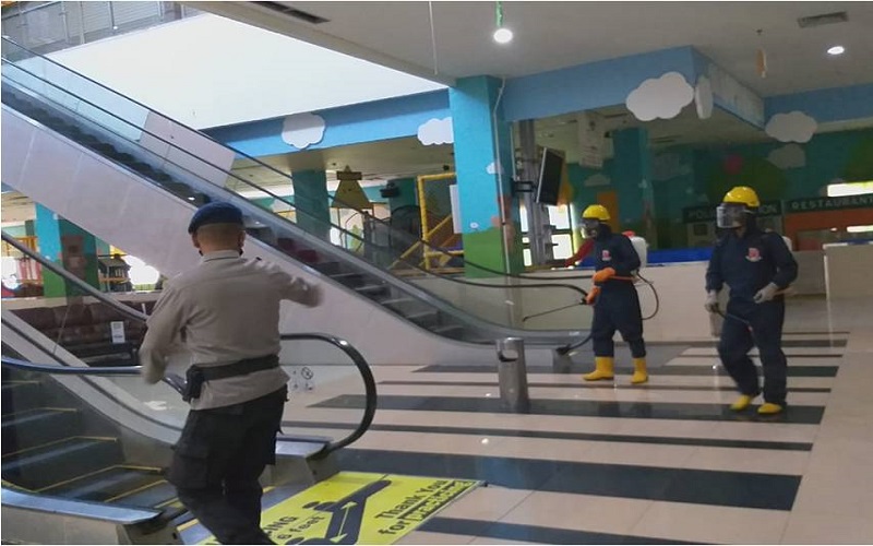 Subden KBR Brimob Polda Maluku Semprot Disinfektan di Pusat Perbelanjaan, Ada Apa?