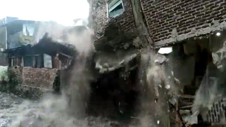 Viral, Video Rumah Roboh Tergerus Arus Sungai Citepus di Astanaanyar Bandung