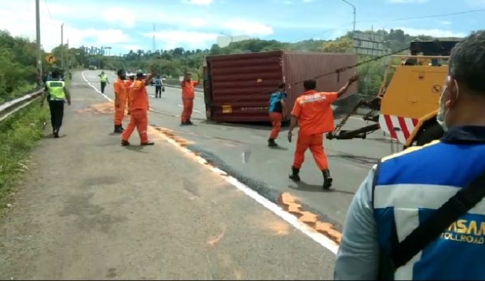 Sopir Ngotot Kemudikan Trailer Bermasalah Akhirnya Terbalik di Tol Cipularang