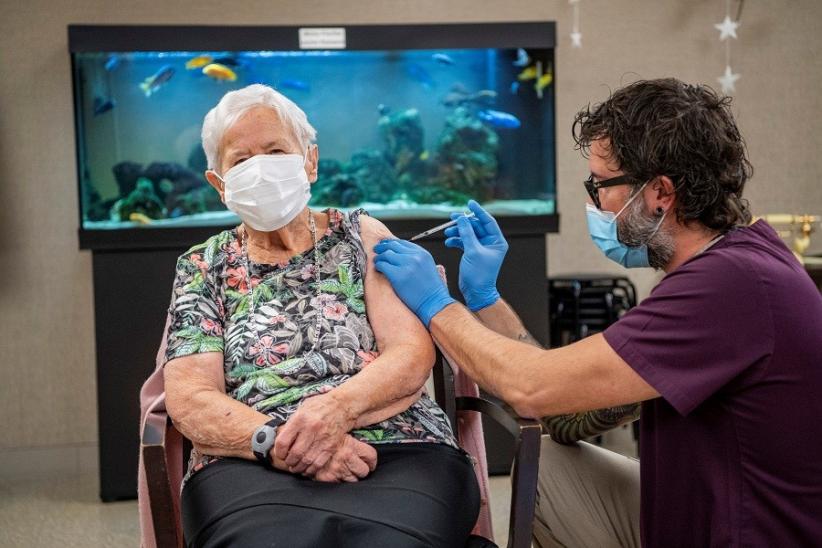 Nenek Berusia 90 Tahun Jadi Warga Swiss Pertama Disuntik Vaksin Covid