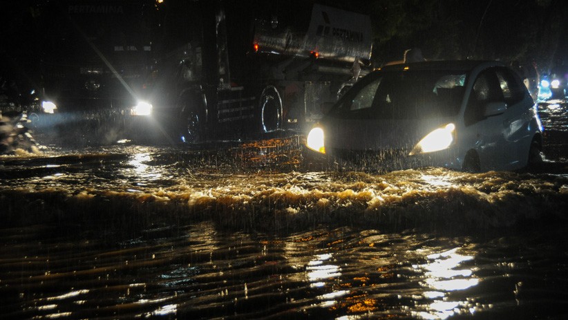 Hujan Deras, Jalan Protokol Kota Bandung Banjir Setinggi 60 Cm