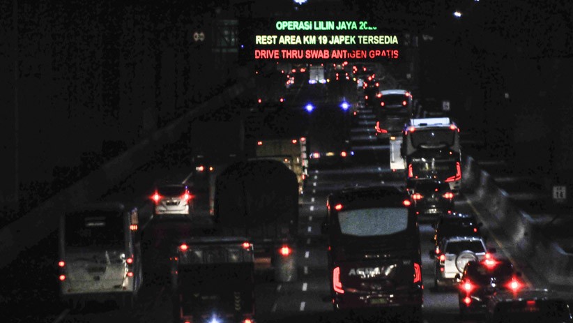 Pantauan Arus Mudik Natal dan Tahun Baru di Tol Cikampek Kamis Malam - Bagian 1