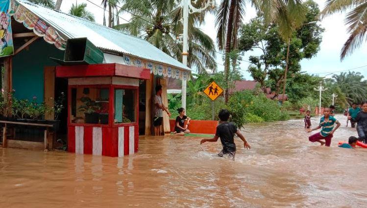 Banjir Terjang Kabupaten Rokan Hulu Riau, Akses Jalan Putus