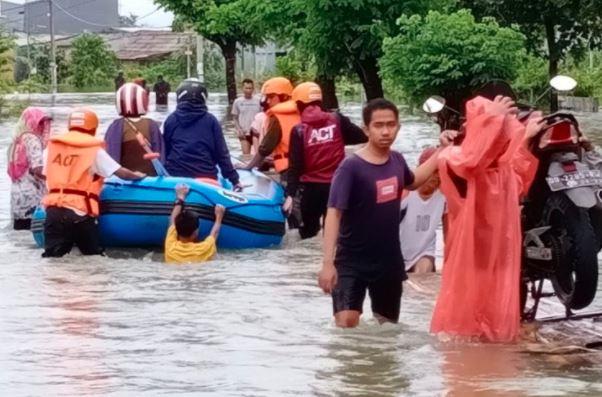 Banjir Kembali Terjang Maros, TNI-Polri Bantu Evakuasi Warga