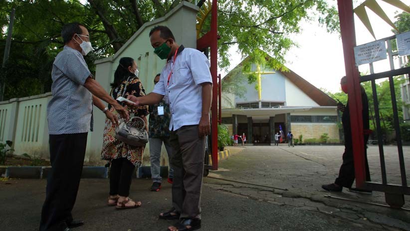 Jemaat Gereja Santa Theresia Semarang Ikuti Misa Natal dengan Protokol Kesehatan Ketat 