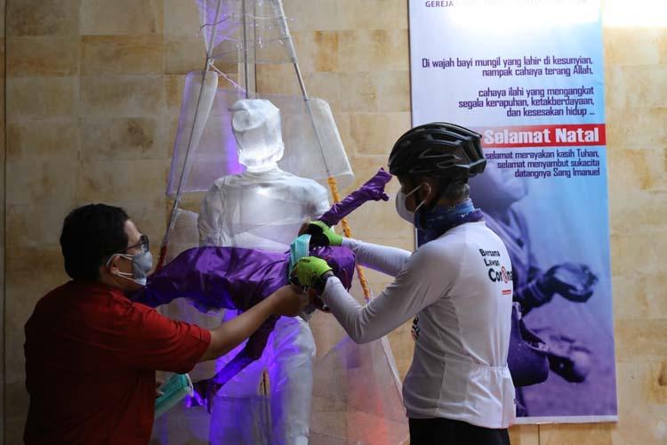 Sambut Natal, Gereja di Semarang Ini Berhias Patung Dokter dan Pasien Pikul Covid-19