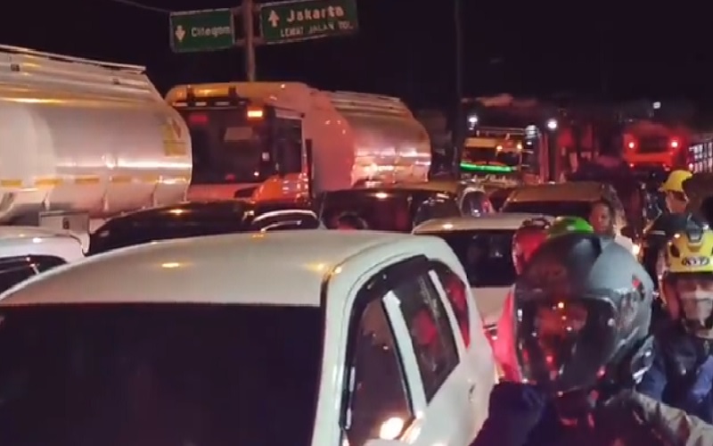Update Pemudik Nataru: Jalan Menuju Pelabuhan Merak Macet hingga 5 Kilometer