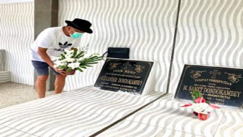 Olly Dondokambey Ziarah ke Makam Orang Tua Jelang Natal