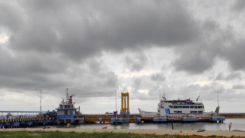 H-1 Natal, Penumpang Padati Pelabuhan Tanjung Kalian Muntok