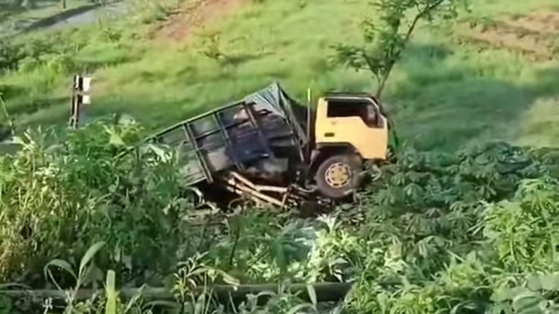 Hilang Kendali di Jalan Menurun Nagreg, Truk Pasir Masuk Jurang di Cicalengka