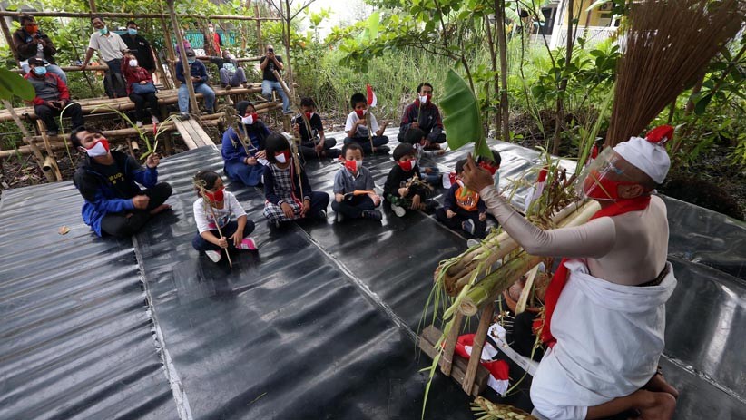 Keceriaan Anak-Anak Belajar Wayang Suket bersama Besut Rusmini