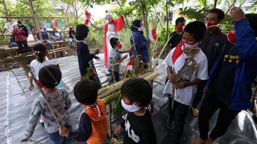Keceriaan Anak-Anak Belajar Wayang Suket bersama Besut Rusmini
