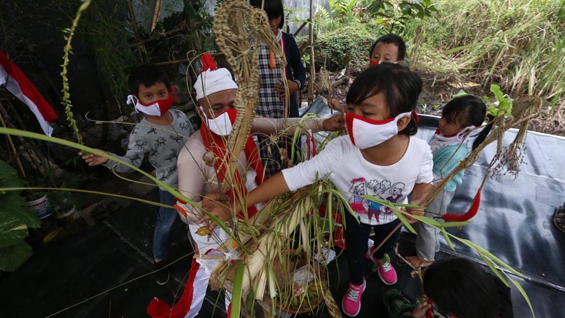 Keceriaan Anak-Anak Belajar Wayang Suket bersama Besut Rusmini