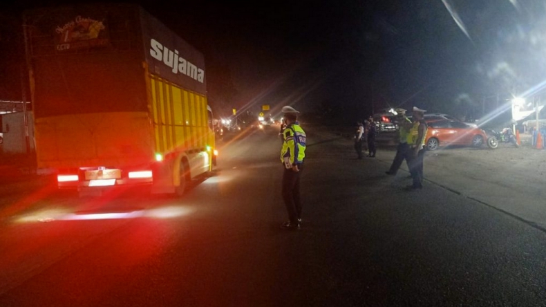 Jelang Tahun Baru, Personel Polres Dharmasraya Jaga Perbatasan Sumbar-Jambi