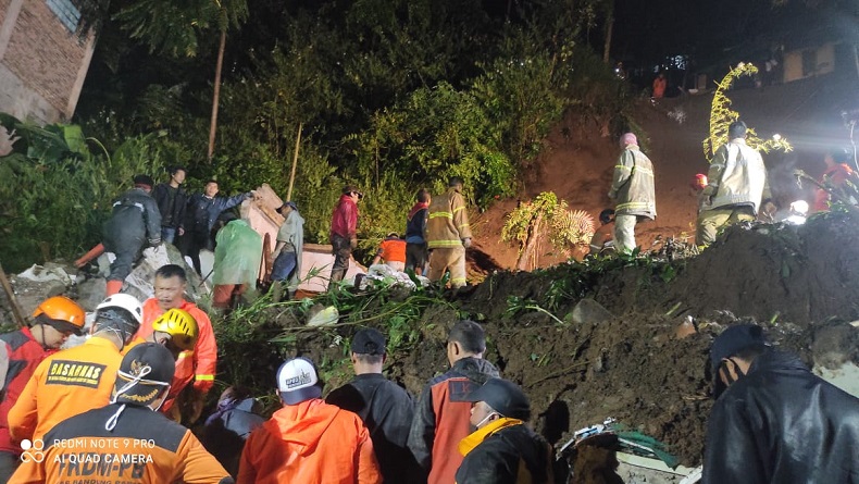 Tim SAR Bandung Bantu Pencarian Korban Longsor di Jayagiri