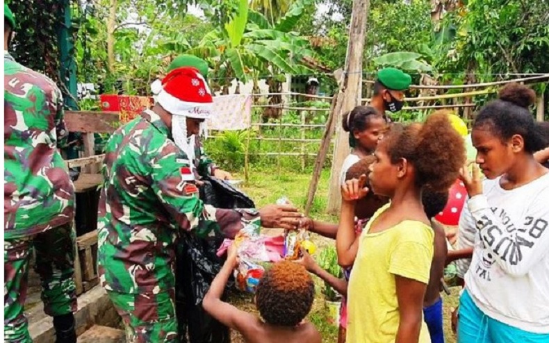 Bertopi Sinterklas, Begini Aksi Prajurit TNI di Papua Bagi Bingkisan Natal di Perbatasan