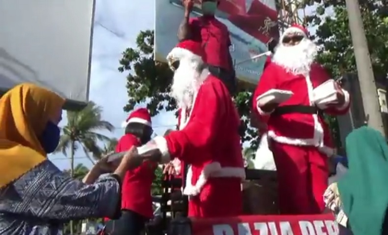 Sinterklas Bagikan Makanan Gratis di Pantai Legian Bali, Ludes dalam Beberapa Menit