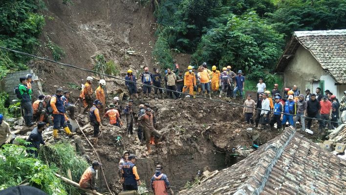 Hujan Cukup Deras, Pencarian Korban Longsor di Jayagiri Dihentikan Sementara