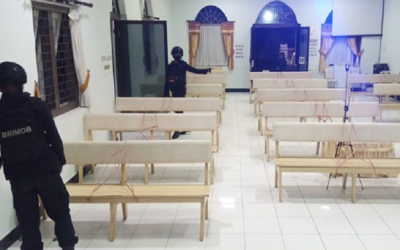 Tim G Jibom Subden 3 Den Gegana Polda NTB Sterilisasi Gereja di Sumbawa