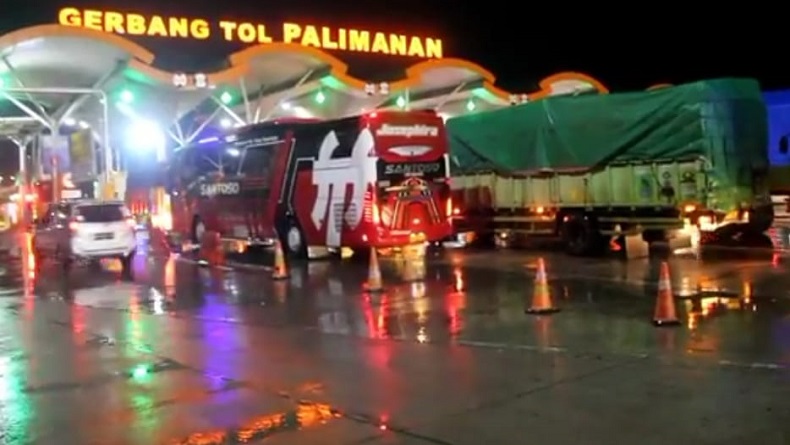 Di Bawah Guyuran Hujan, Ribuan Pemudik Libur Natal Padati Tol Cipali