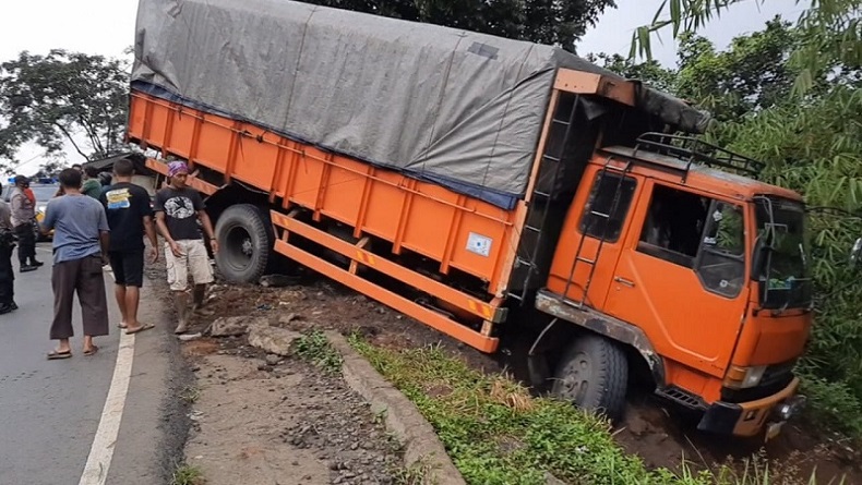 Jalan Licin, Truk Muatan Roti Tujuan Ponorogo Nyaris Masuk Jurang di Gentong Tasikmalaya
