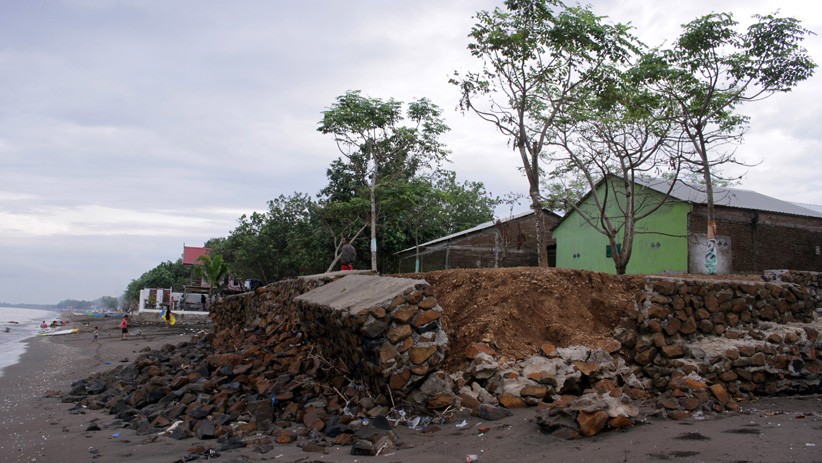 Puluhan Bangunan Rusak akibat Abrasi di Pantai Batu-Batu Takalar - Bagian 2