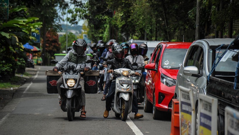 Macet Panjang, Kawasan Lembang Bandung Dipadati Kendaraan Wisatawan - Bagian 3