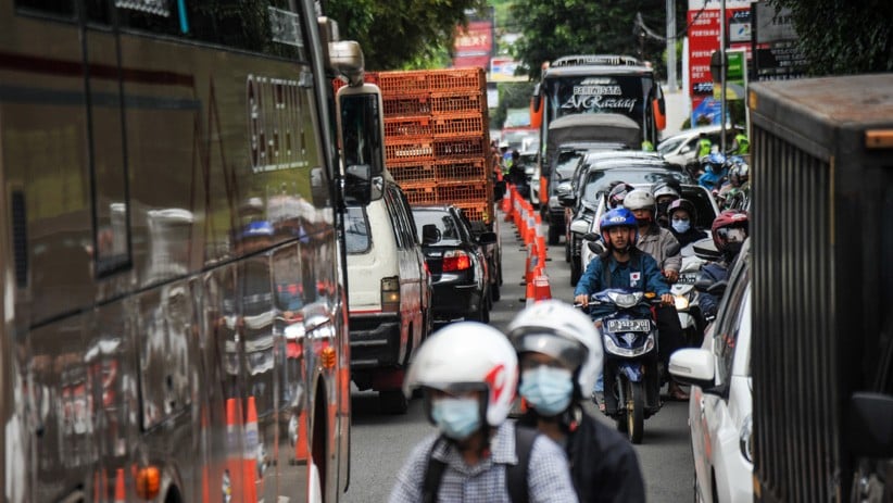 Macet Panjang, Kawasan Lembang Bandung Dipadati Kendaraan Wisatawan - Bagian 2