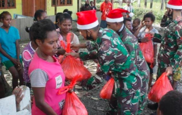 Perjuangan Satgas TNI Tembus Medan Berat demi Salurkan Sembako Natal