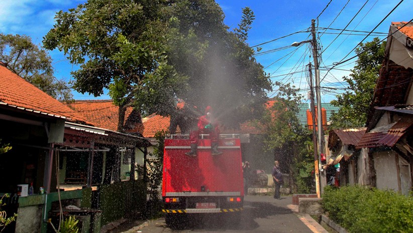 Petugas Damkar Rutin Semprot Cairan Disinfektan ke Permukiman Srengseng Sawah - Bagian 3