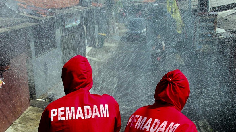 Petugas Damkar Rutin Semprot Cairan Disinfektan ke Permukiman Srengseng Sawah - Bagian 1