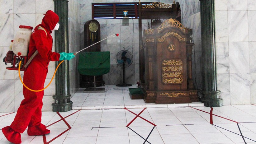 Petugas Damkar Rutin Semprot Cairan Disinfektan ke Permukiman Srengseng Sawah - Bagian 5