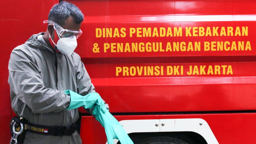 Petugas Damkar Rutin Semprot Cairan Disinfektan ke Permukiman Srengseng Sawah - Bagian 4