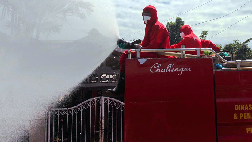 Petugas Damkar Rutin Semprot Cairan Disinfektan ke Permukiman Srengseng Sawah - Bagian 2