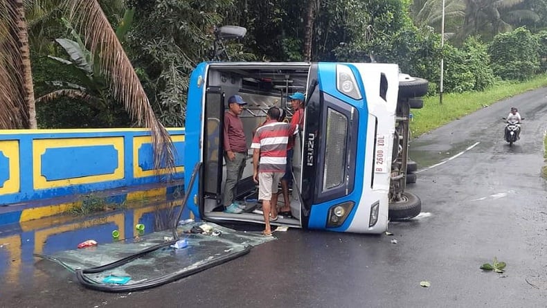 Bus Wisata Tabrak Pembatas Jembatan Di Halbar, 2 Korban Tewas Puluhan Luka