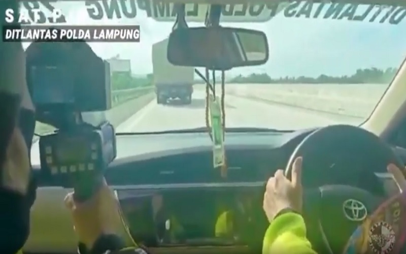 Gunakan Speed Gun, Begini Cara Ditlantas Polda Lampung Cek Pelanggaran Batas Kecepatan