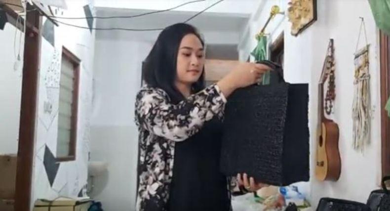 Keren, Warga Ambarawa Sulap Limbah Plastik Jadi Tas dan Aksesoris Fesyen