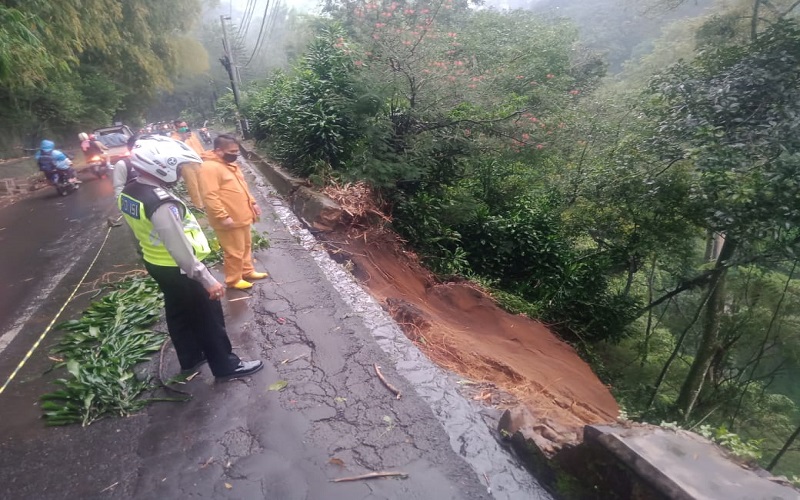 Tebing di Atas Curug Pelangi Longsor, Jalur Cimahi-Lembang Terancam Putus