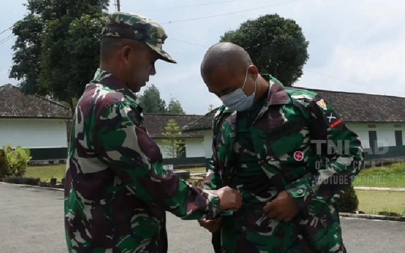 title Inspiratif dan Mengharukan, Kuli Bangunan Ini Berhasil Wujudkan Mimpi Jadi Prajurit TNI AD Inspiratif dan Mengharukan, Kuli Bangunan Ini Berhasil Wujudkan Mimpi Jadi Prajurit TNI AD