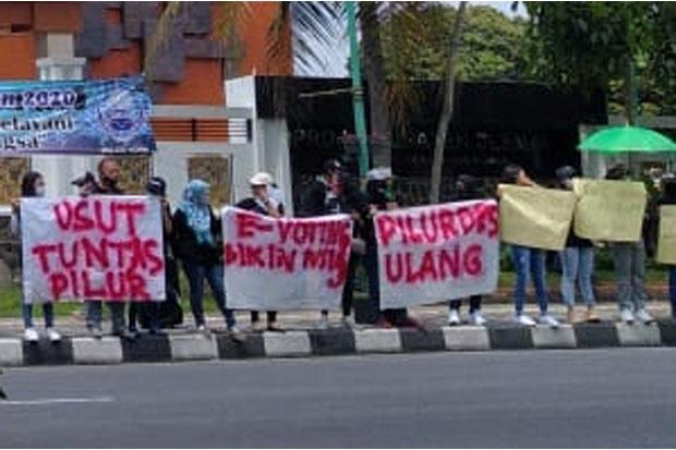 Pelantikan Lurah Terpilih Diwarnai Unjuk Rasa, Warga Tuding E-Voting Eror