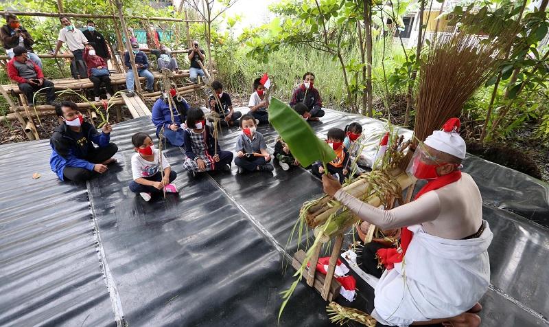 Cegah Covid-19, Seniman Surabaya Ini Ajak Anak-Anak Bermain dan Belajar Wayang Suket 
